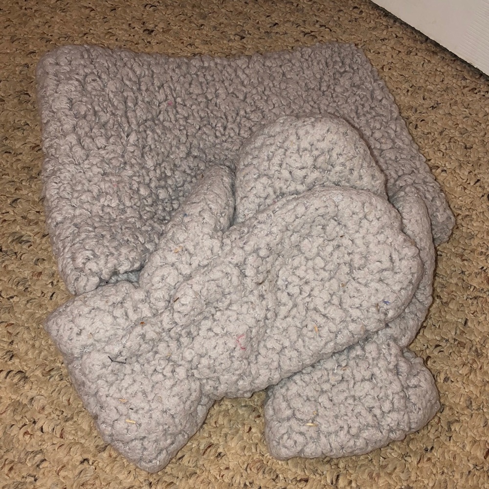 Old navy scarf and gloves